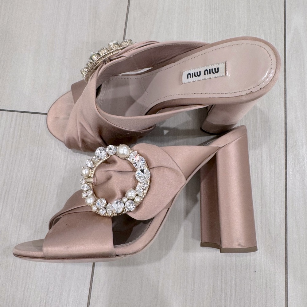 Miu Miu 40 Powder pink Satin Crystal And Pearl Embellished Brooch Peep Toe Mules
